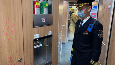 电茶炉旁提供一次性纸杯 接打热水时 先按红色按钮解锁 再轻按绿色