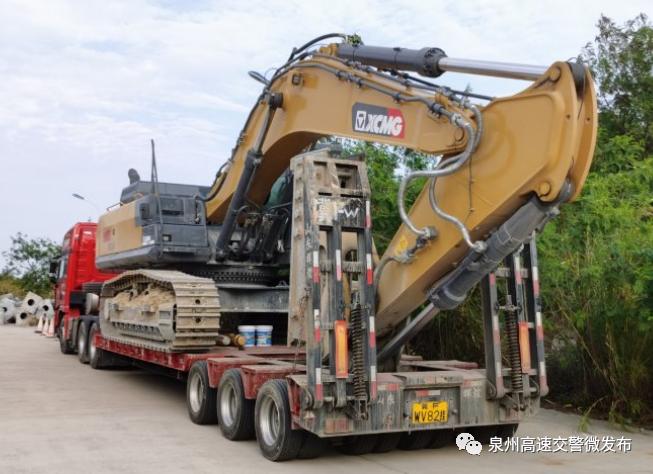 太危险半挂车超载背挖掘机车后伸出3米挖掘机臂成匕首