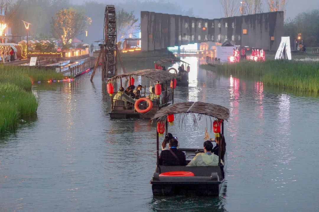 的音乐走进诗里田园踏过美轮美奂的光影长廊穿过大片花海红毯水上游船