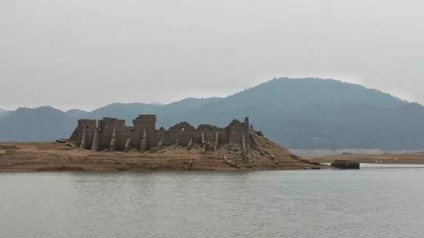 目前枫树坝水库退水有20多米,库区一些古建筑,古遗址纷纷露出水面