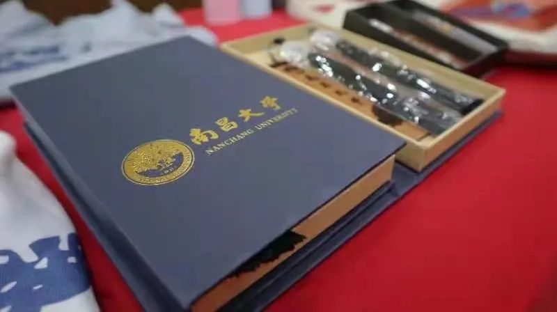 于细节处展现百年风华每一个文创产品设计都独具匠心……徽章,笔记本