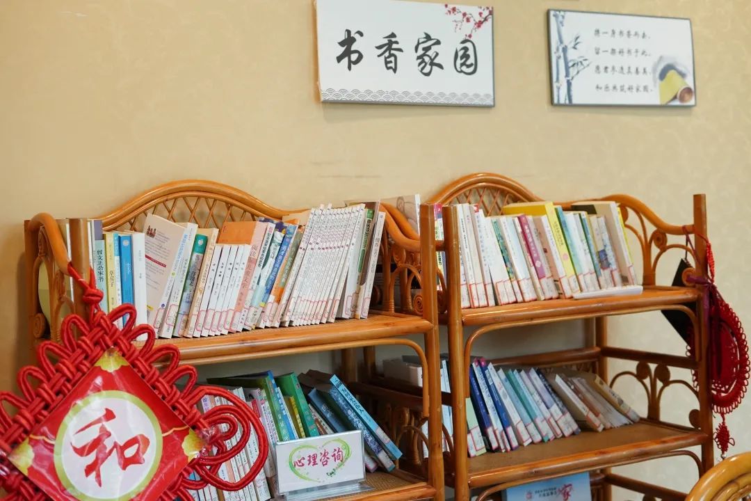 家事法庭"书香家园",当事人可借阅所需书籍.