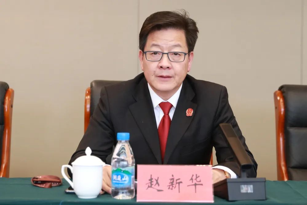 会议由园区法院党组副书记,副院长陈绮主持,党组书记,院长赵新华作
