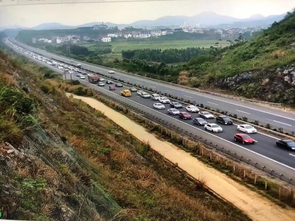 今年清明节期间,g7212柳武高速武宣往柳州方向路段.