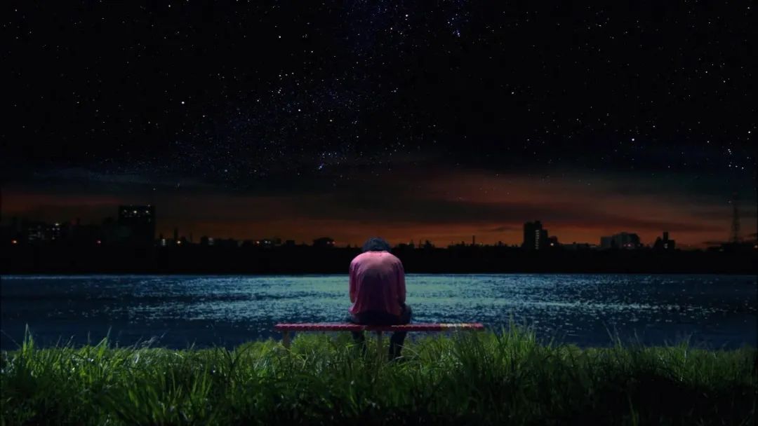 听到熟悉的语言,看着马路上的人潮汹涌,能够摆脱那令人窒息的"孤独感"