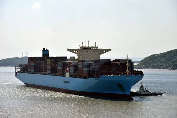 驶入上海洋山港的大型集装箱货轮.图|图虫创意