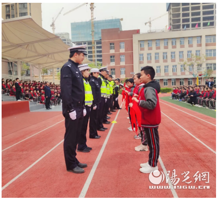 曲江第十二小学邀请曲江交警大队西影路中队的交警们对全体师生和家长