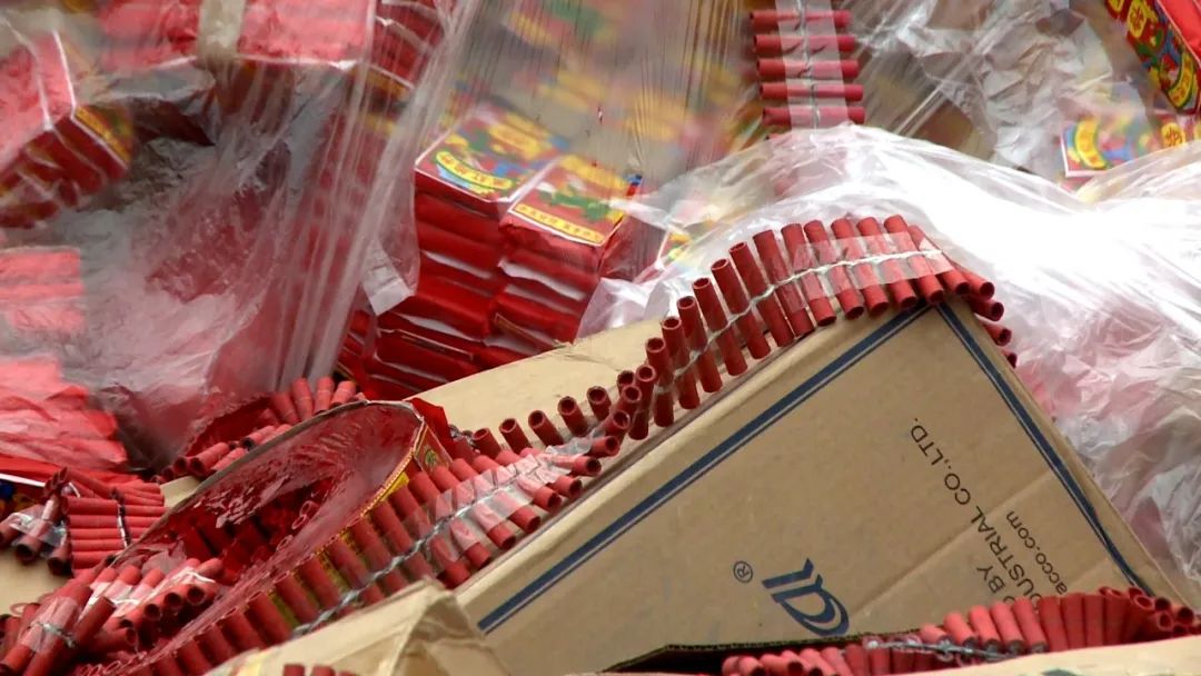 严厉打击!价值8万多元的非法烟花爆竹被集中销毁