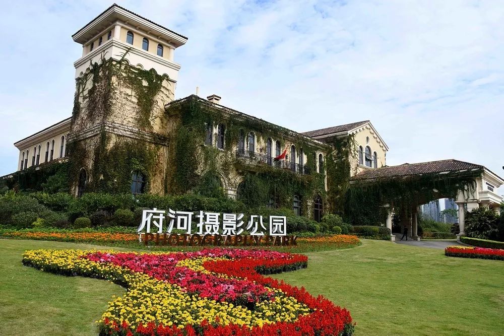 分别以"童梦花园""活力大草坪""风情花院""河风依依""金色幽谷"5个不