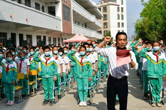 活动中,黄岭小学校长王志强向全体师生发出倡议,副校长刘兴燕带领全体