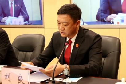 会上,中院党组成员,副院长刘良传达全国,全省第一批及市政法队伍教育