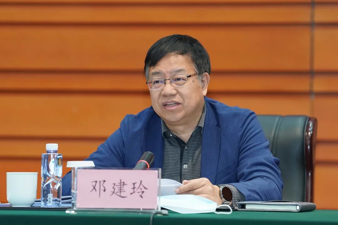 邓建玲在讲话中要求,公司上下要统一思想,提高认识,不断增强做好工作