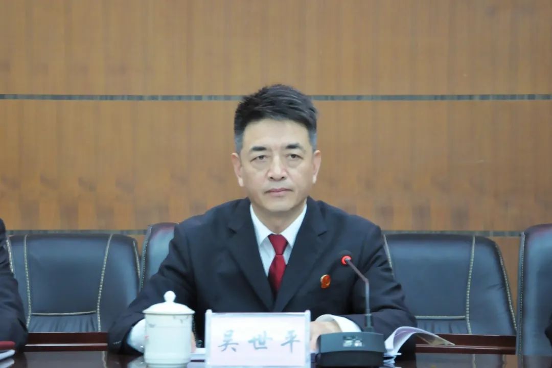 吴世平院长要求,全院干警要从增强"四个意识",坚定"四个自信",做到"两