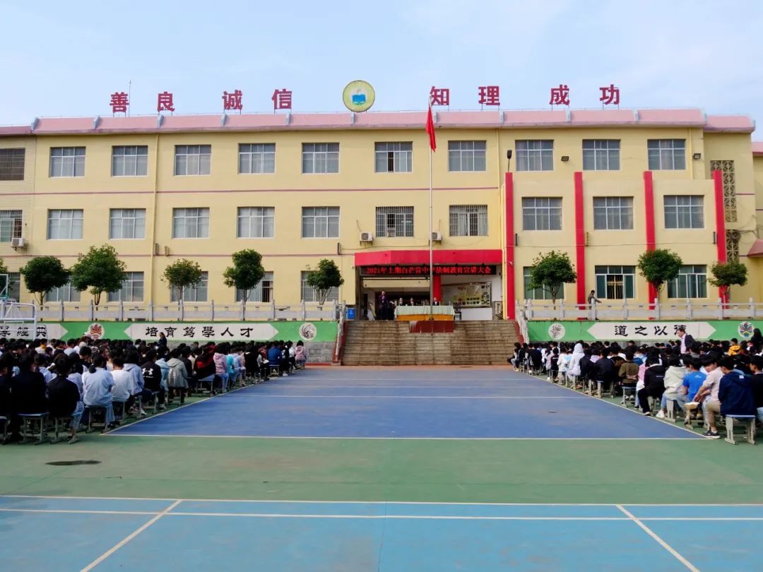 江华瑶族自治县人民法院刑事庭和白芒营法庭的干警们来到白芒营镇中学