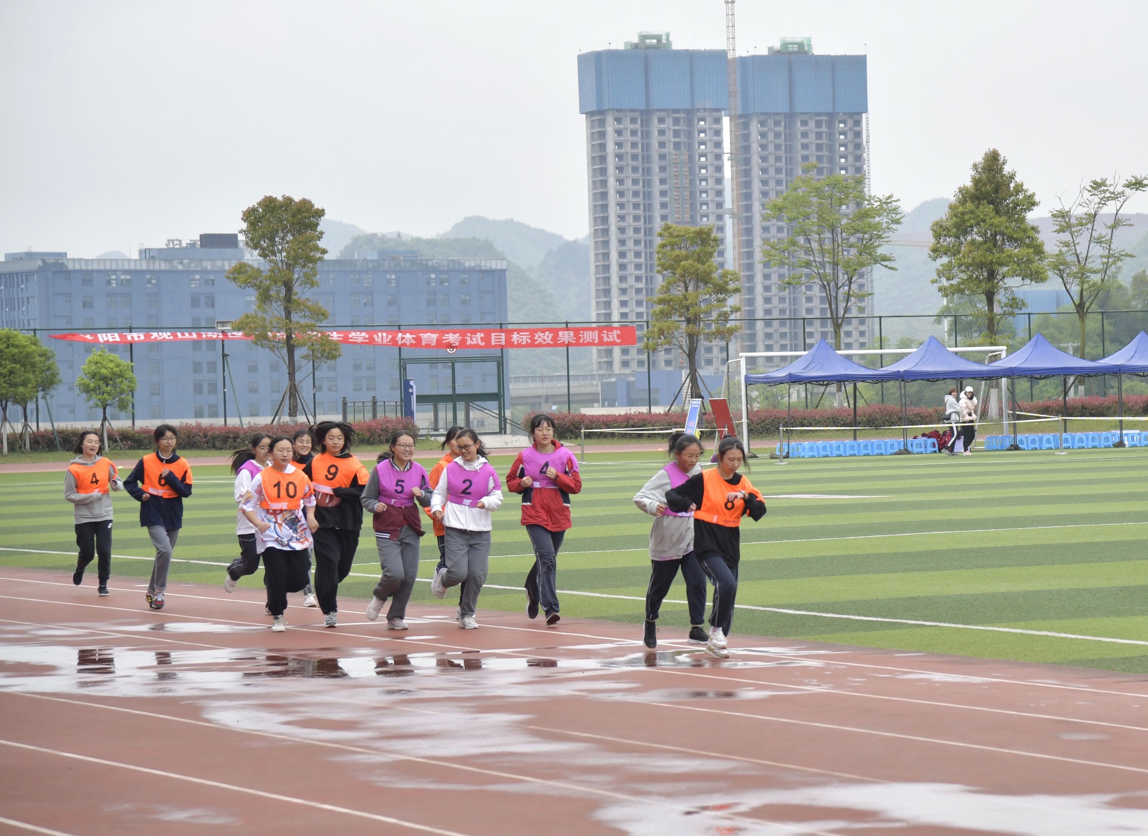 努力观山湖区公民办中学初三学生积极备战体育中考