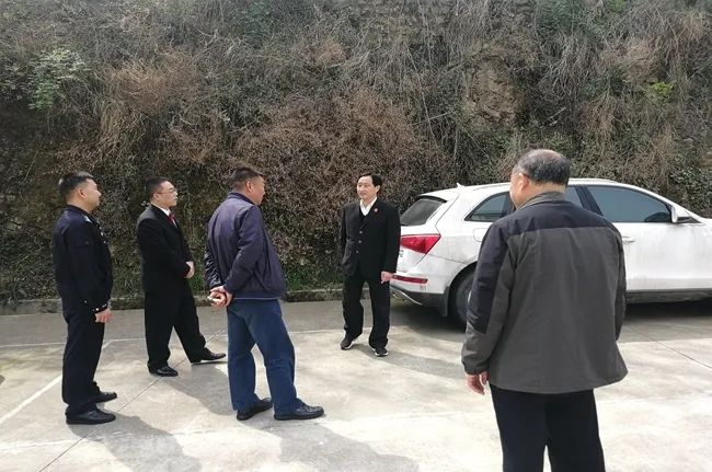 副院长周晓平,法警支队支队长杨国兴一行到镇巴法院泾洋人民法庭检查