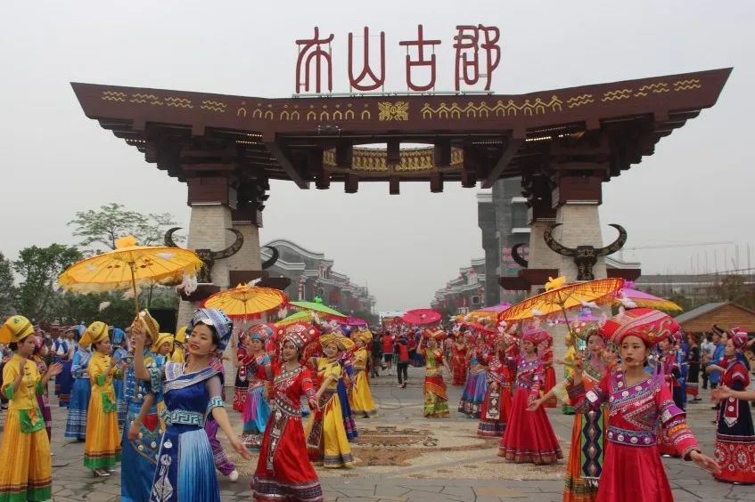 覃塘区人民法院组织干警到贵港市"壮族三月三"主会场(覃塘区布山古郡)