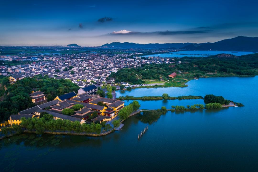 追寻百年红色印记共创共享美好未来观海卫智造卫城国药古镇