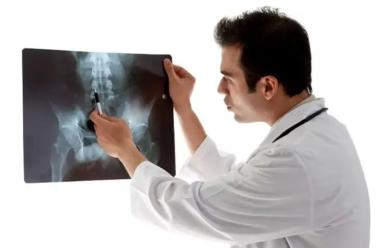 17岁少年腰椎间盘突出无法下地,好好的腰咋会说突就突了?