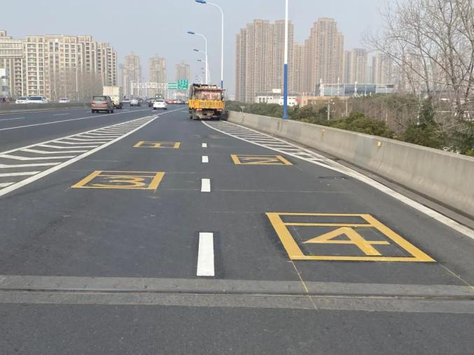 实行"拉链式"的交替通行设立标志,标线交警部门在部分高架上匝道汇流