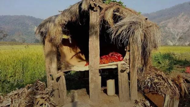 许多女性在月经期间需要住在一个专门为经期女孩准备的泥棚或木屋中