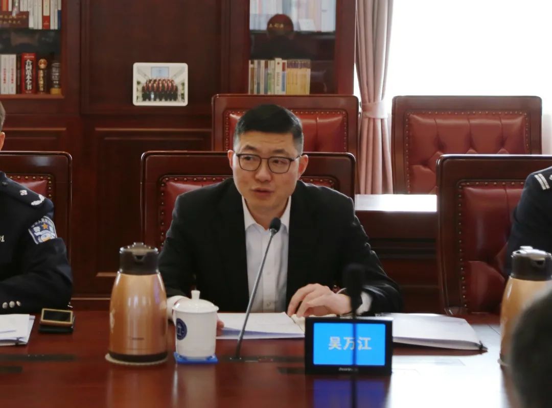 苏州中院党组成员,副院长吴万江向考核组汇报了苏州法院"六专四室"