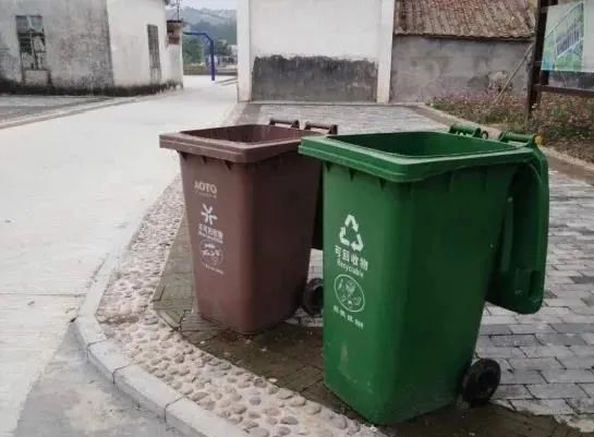 走进军田村,干净的入村道路宽敞平坦,路边整齐摆放着分类垃圾桶,纵横