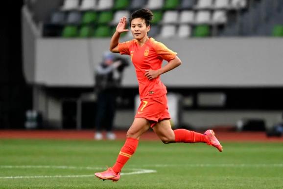 中国女足队员王霜庆祝进球
