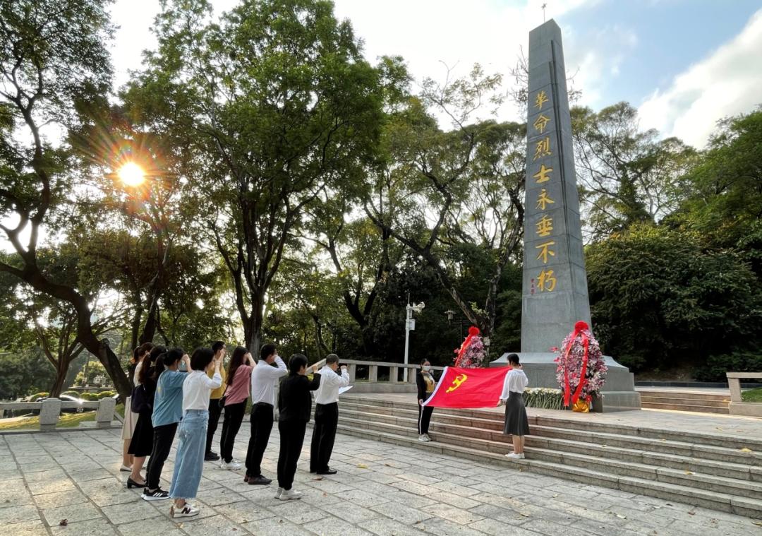 黨支部黨員,在編幹警以及共青團員前往深圳中山公園開展