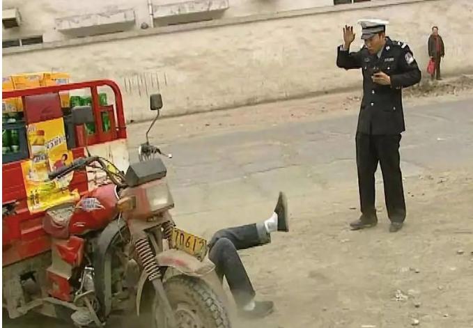 坚持要给谭警官表演一段中华功夫腰马合一,最后结结实实给了自己一个