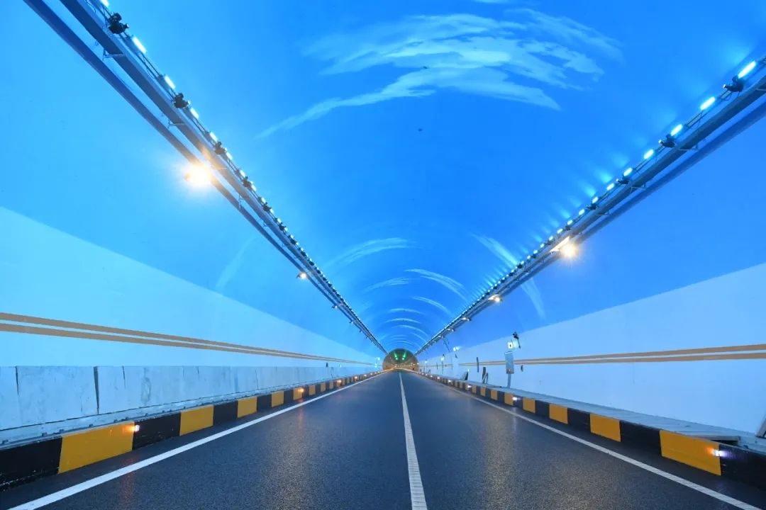 金家庄特长螺旋隧道延庆端采用厚重的端墙式洞门,造型似古长城烽火台