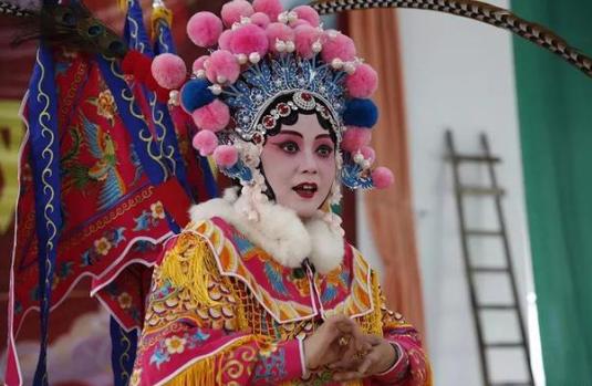 她创作一起来欣赏九江黄菊枝制作的西河戏服饰作品