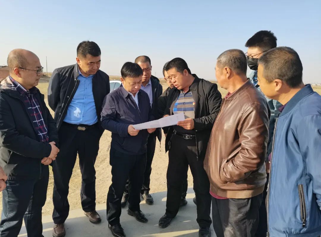 县委副书记县长刘继英调研奶牛牧场项目建设情况并召开现场办公会