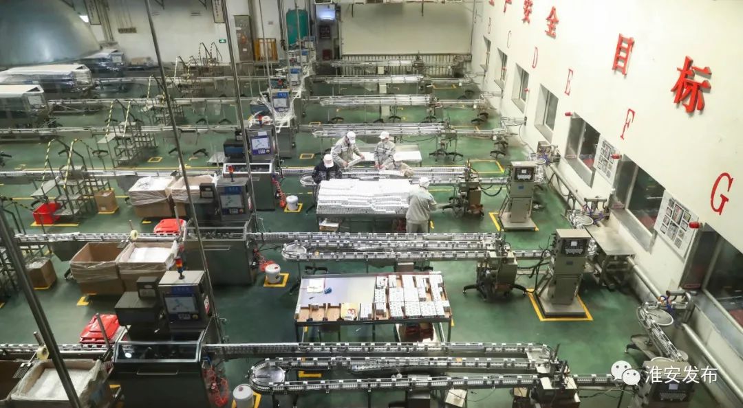 在淮安旺旺食品生产车间,牛奶利乐包装等多条生产线紧张作业,仅今年一