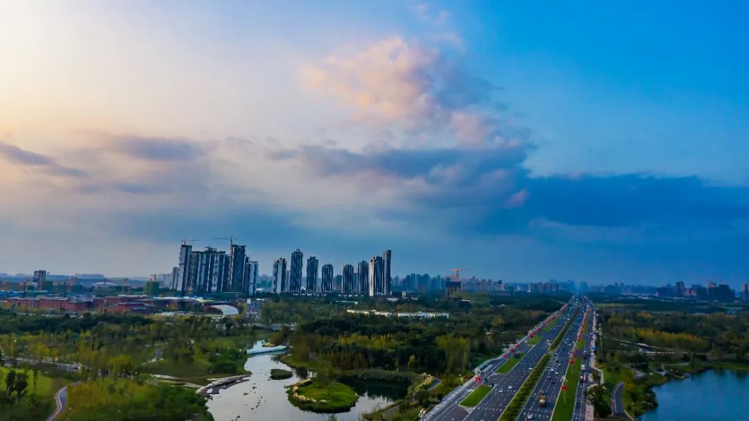 他表示,天府新區是公園城市首提地,自2014年獲批成立國家級新區以來