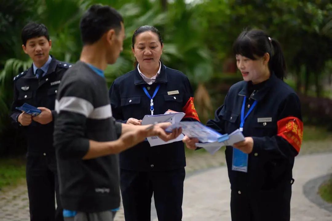 民警帶領網格員充分發揮人熟,地熟,情況熟的本土優勢和民輔警懂政策