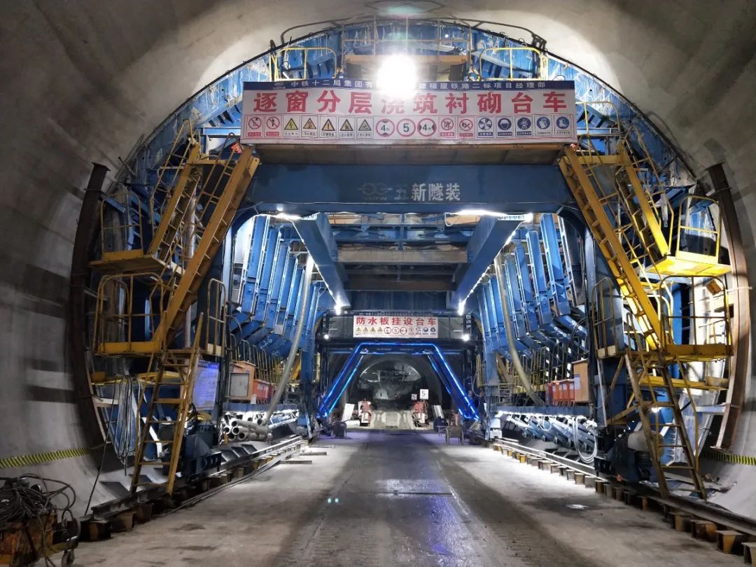 了我国首条跨海高铁建设的杨梅山隧道顺利贯通福厦高铁全线最长隧道