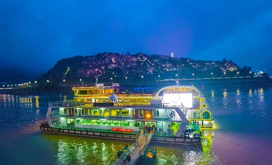 长江大桥等在舒适的三江游船上迎着凉风习习在三江六岸间穿梭观赏宜宾