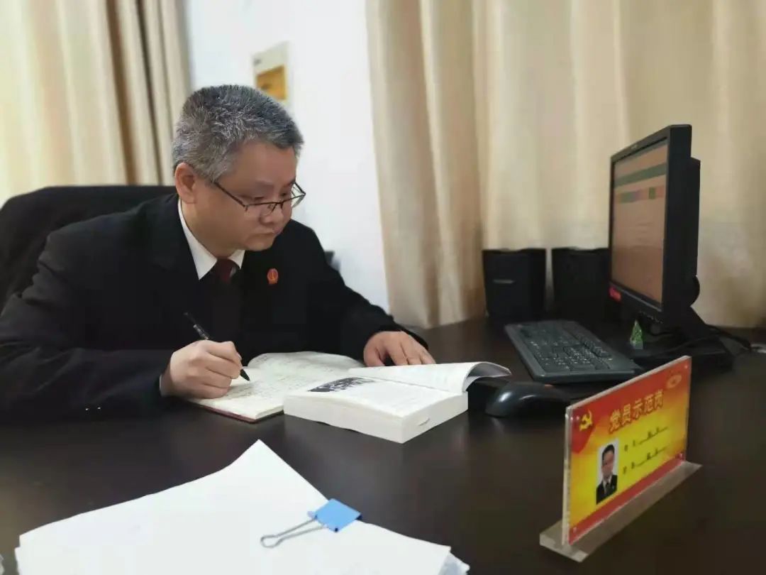 【铜法之星】他融情于法化解群众“千千结” ——义安区法院陈丰法官先进事迹