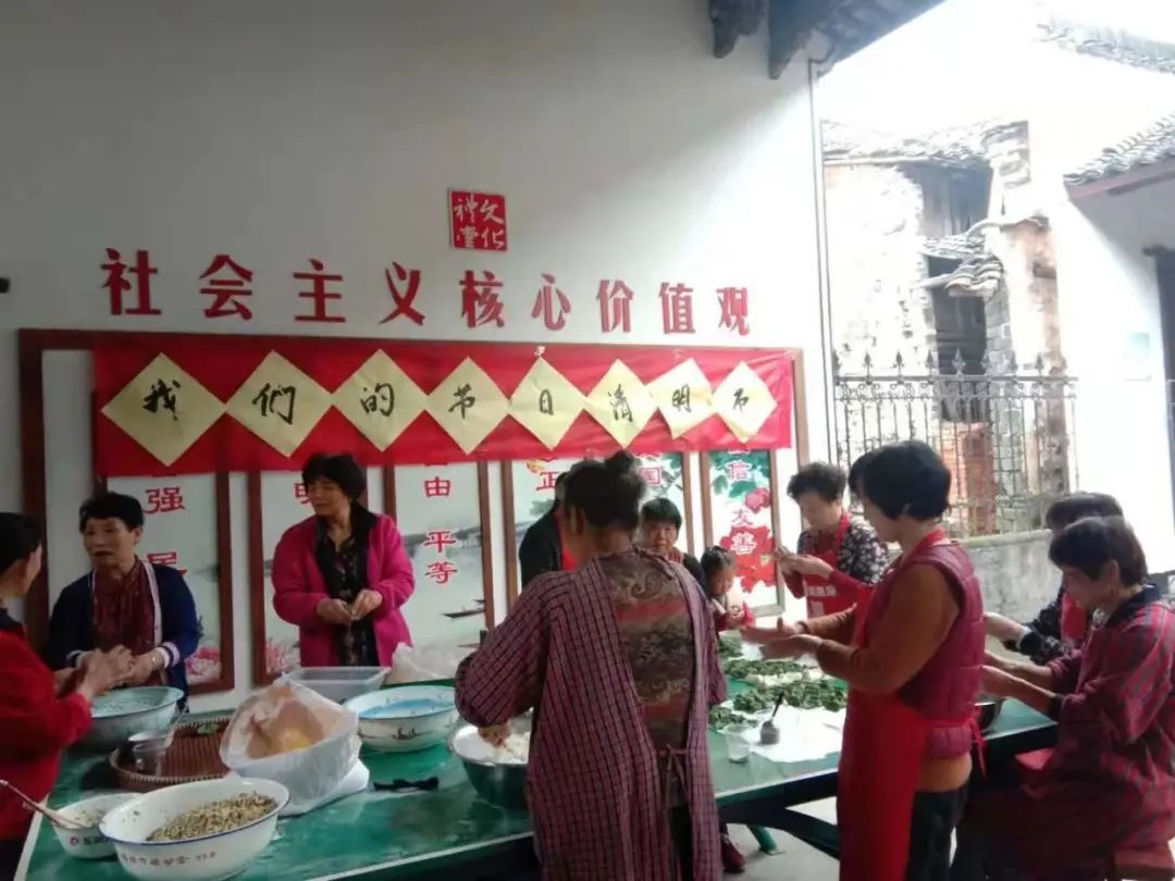 3月31日下午,记者走进陈宅镇东升村文化礼堂,礼堂正中用毛笔手书的"