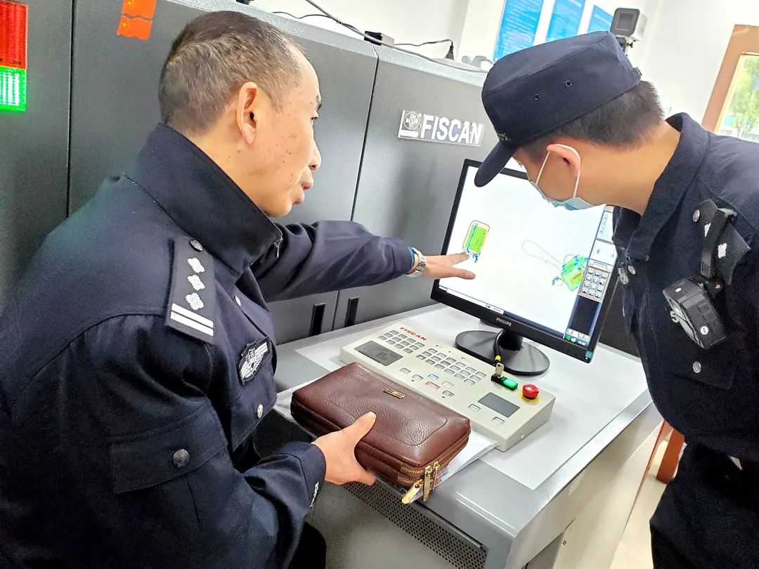 4月13日,重庆市第四中级人民法院法警支队支队长周明光一行对石柱法院