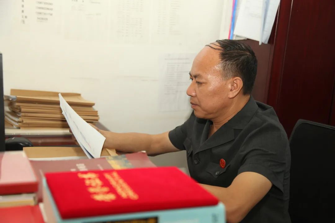 先进谱脚绘边关法治路维护正义守初心记陈世荣法官三十年坚守岁月