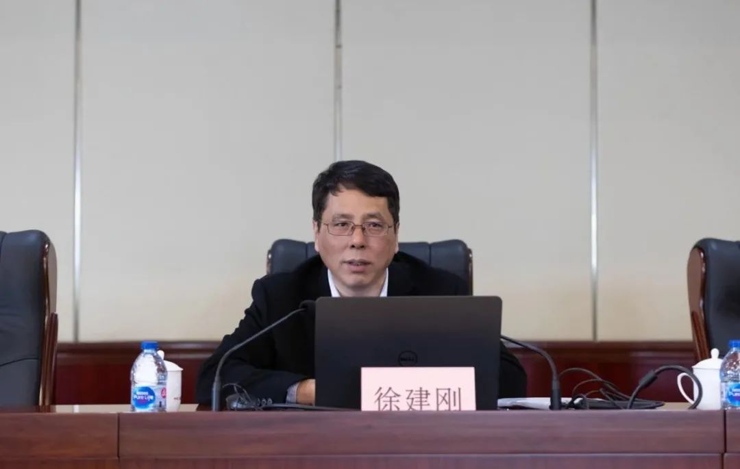 会上,市委党校常务副校长徐建刚作了题为"全面从严治党的根本引领