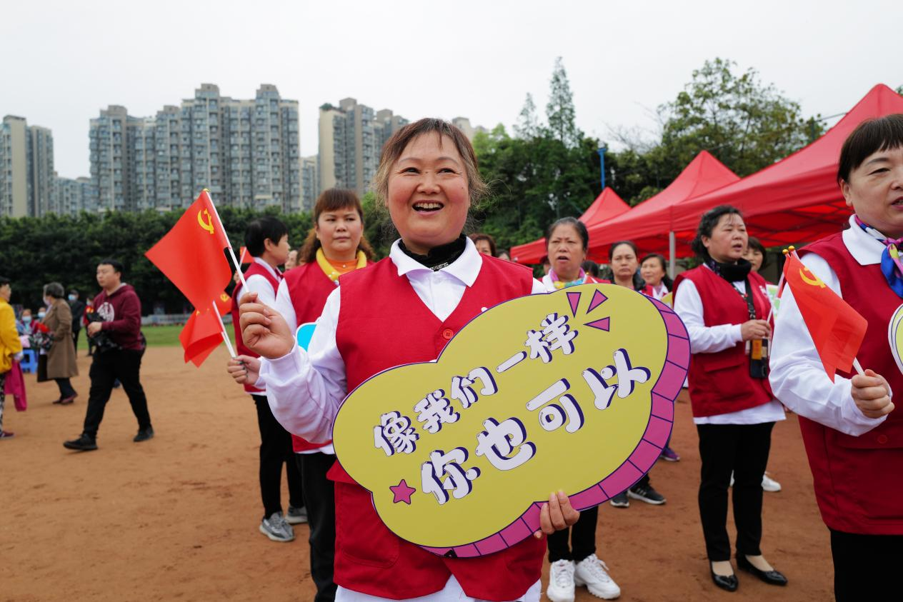 不由天""面对它,接受它,放下它,处理它""我们一起加油"的口号牌,全部