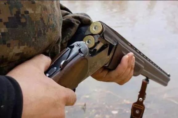 点赞俩边民主动上缴猎枪子弹