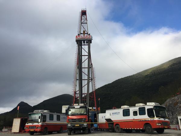 图为胜利测井公司在川渝地区进行测井施工.