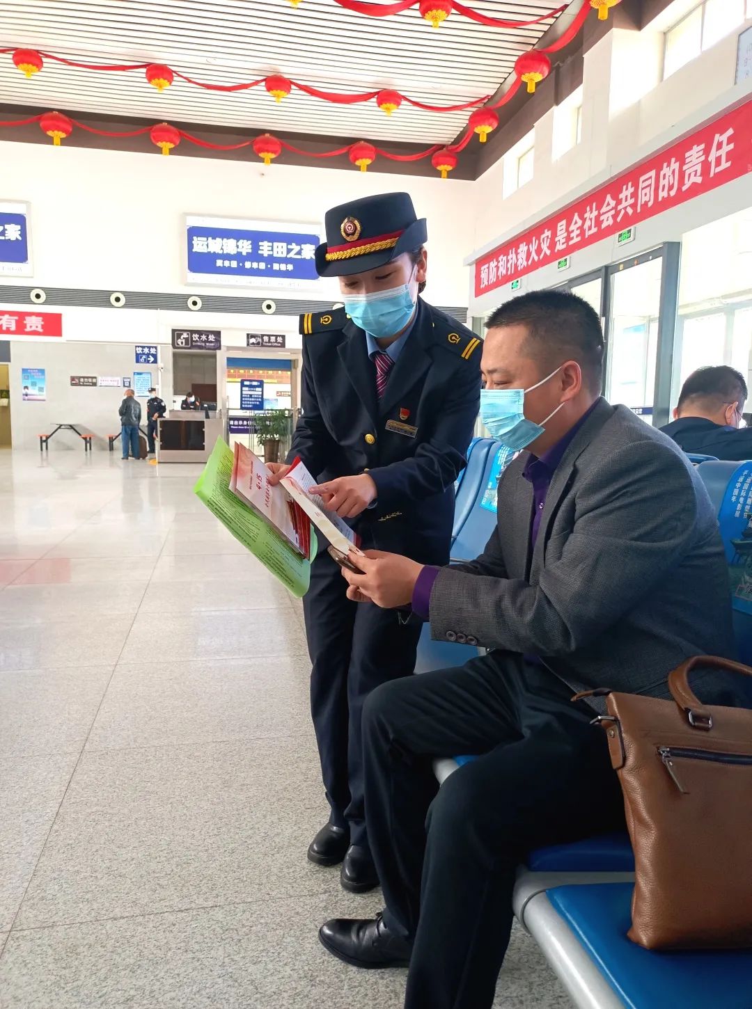 普法宣传走进候车室原平工务段通过远程教育直播室连接各车间班组