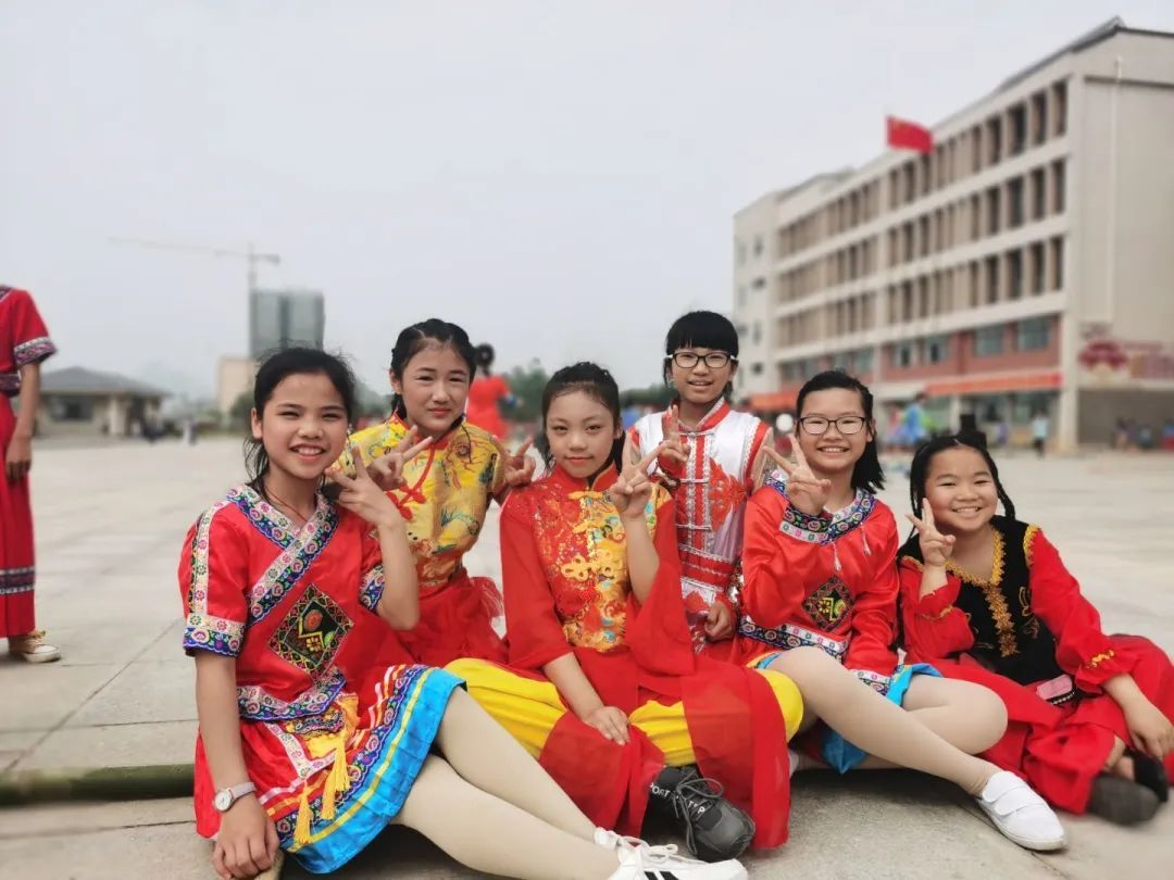 武宣县民族小学教育集团滨江校区唱起来跳起来三月三欢乐模式开启