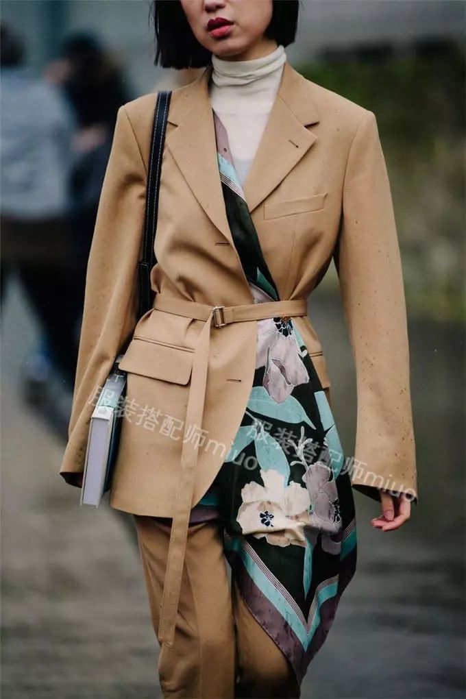 春夏季,如何用丝巾为搭配加分?
