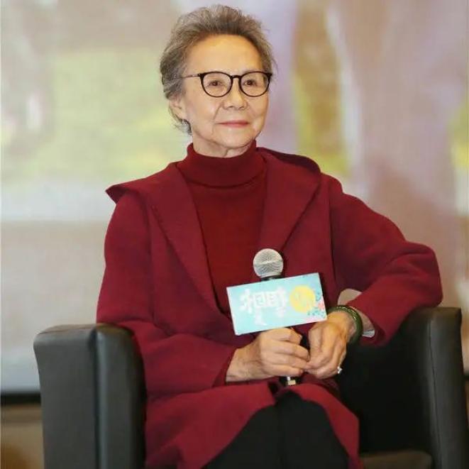 《你好,之华》里勇敢追求黄昏恋情的陈桂芝.